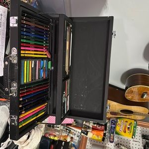 VERSATILE AND TRANSPORTABLE BRIEFCASE OF COLOR RANGE, INK AND BRUSH FOR ART.